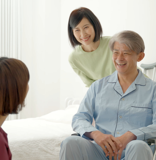 看護師と話す夫婦