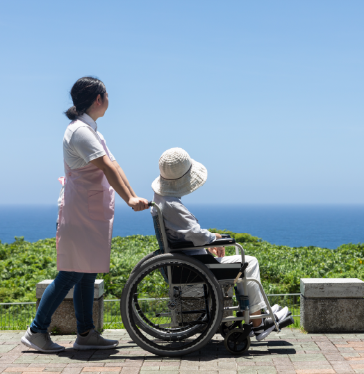 介護を受ける女性とヘルパー